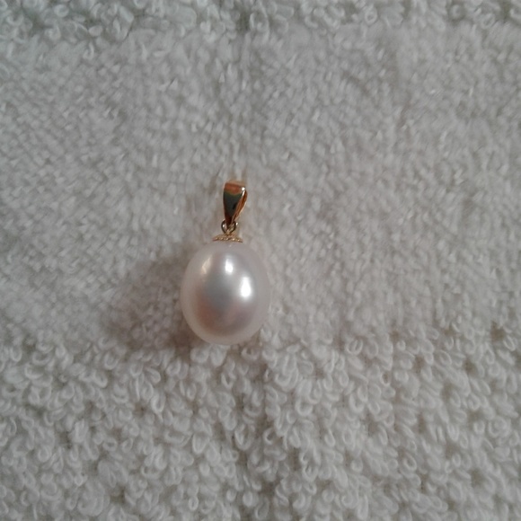 Jewelry - Real solid 18K yellow gold white pearl pendant